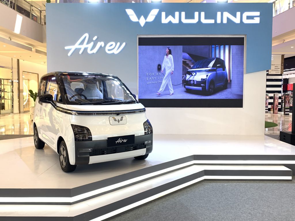 Thumbnail Wuling’s First Electric Car in Indonesia, Air ev, Officially Launched in Medan